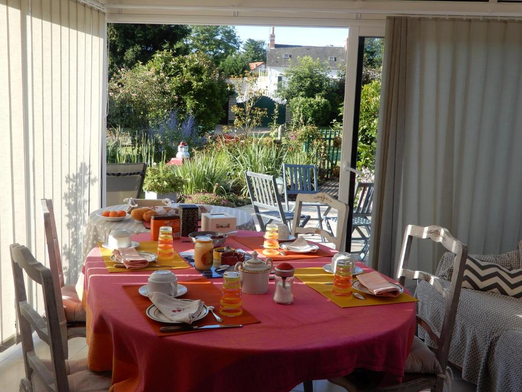 einen Esstisch mit einem roten Tischtuch darauf in der Unterkunft Chez Marie in Cercy-la-Tour