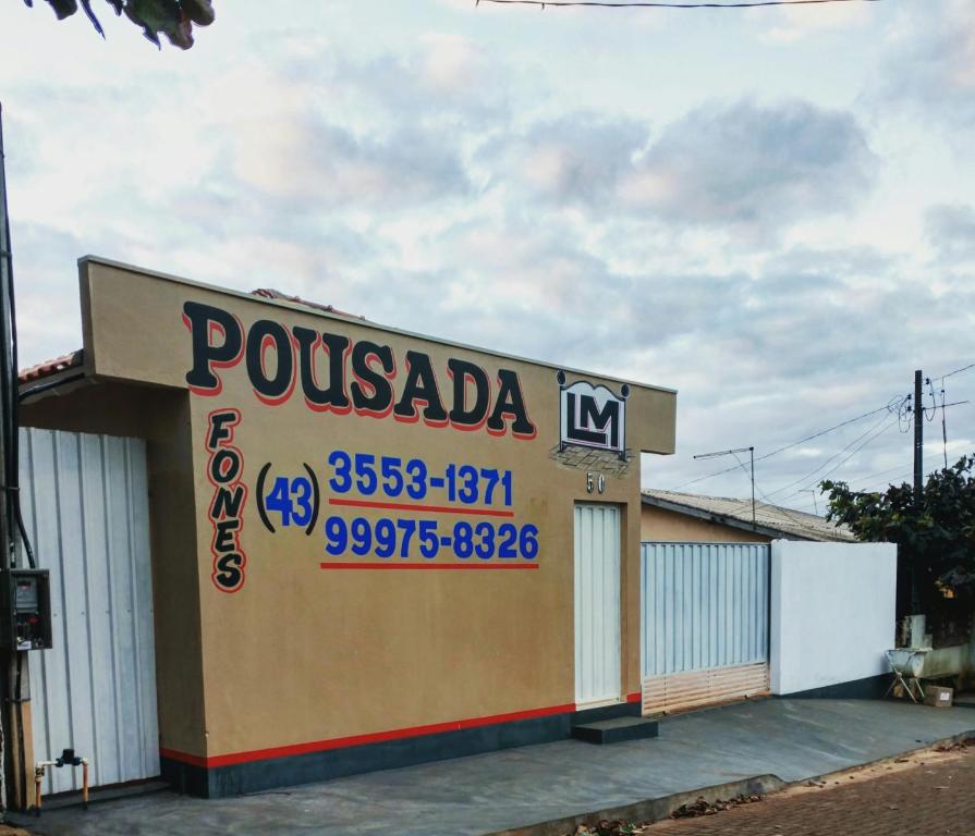 a possada sign on the side of a building at Pousada LM in Nova América da Colina