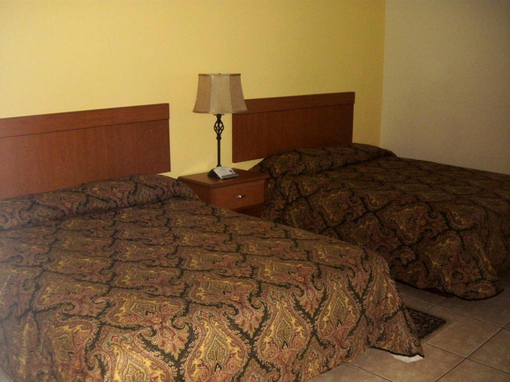 Postel nebo postele na pokoji v ubytování Sunrise Motel