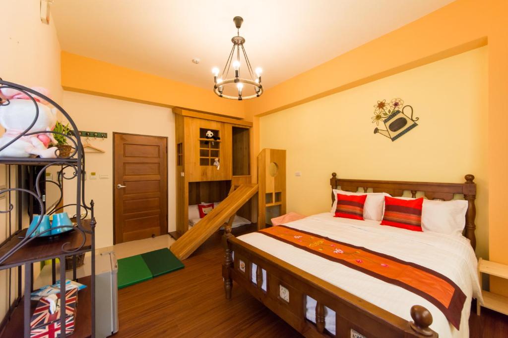 礁溪鄉的住宿－菓子民宿 ，一间卧室设有一张床和一个楼梯