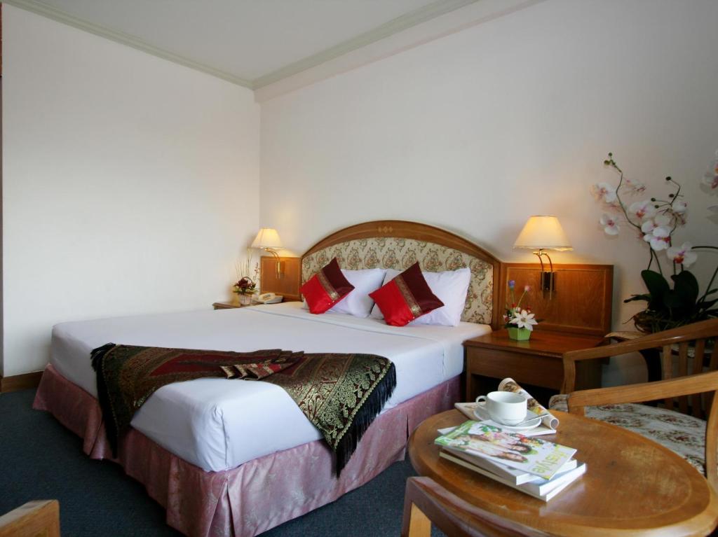 Postel nebo postele na pokoji v ubytování Hatyai Merridian Hotel