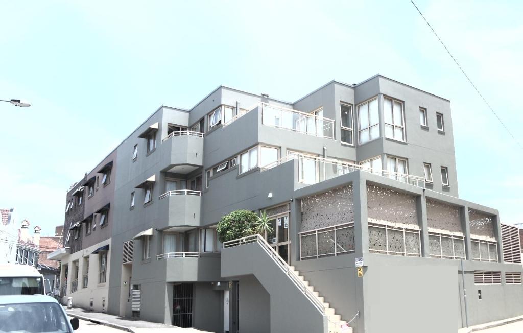 un edificio gris con una escalera delante en Cityview Studio Accommodation en Sídney