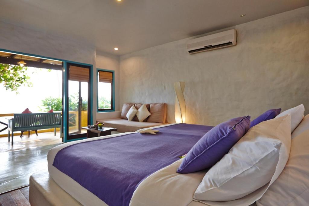 Postel nebo postele na pokoji v ubytování Vacation Village Phra Nang Lanta - SHA Extra Plus