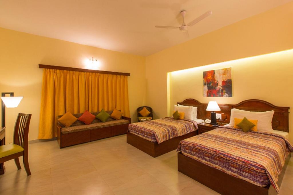 Postel nebo postele na pokoji v ubytování Viva Hotel Near Madgaon Railway Station