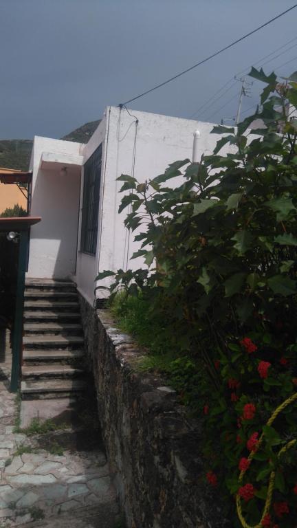 un edificio blanco con escaleras junto a una pared en Arquitectos Departamento 11-2, en Guanajuato