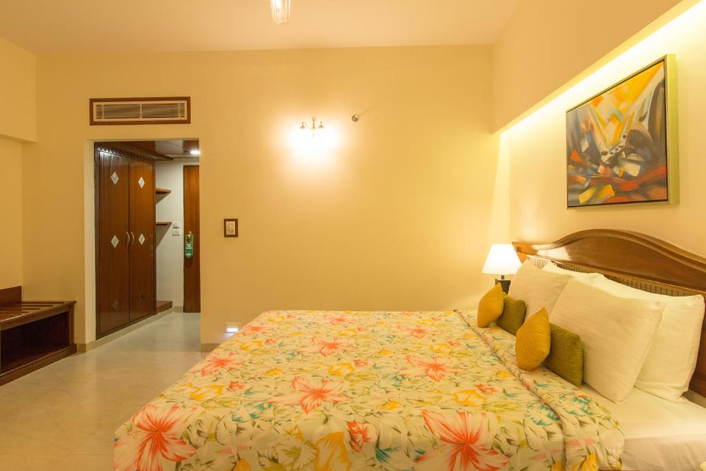 Postel nebo postele na pokoji v ubytování Viva Hotel Near Madgaon Railway Station