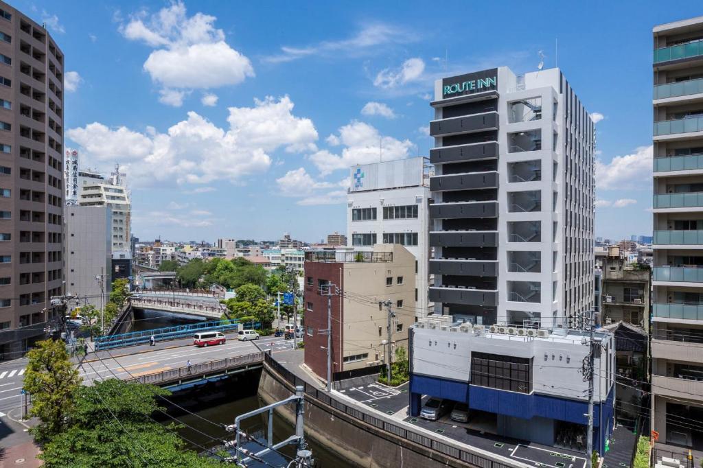 uma vista para uma cidade com edifícios altos em Hotel Route-Inn Tokyo Kamata em Tóquio