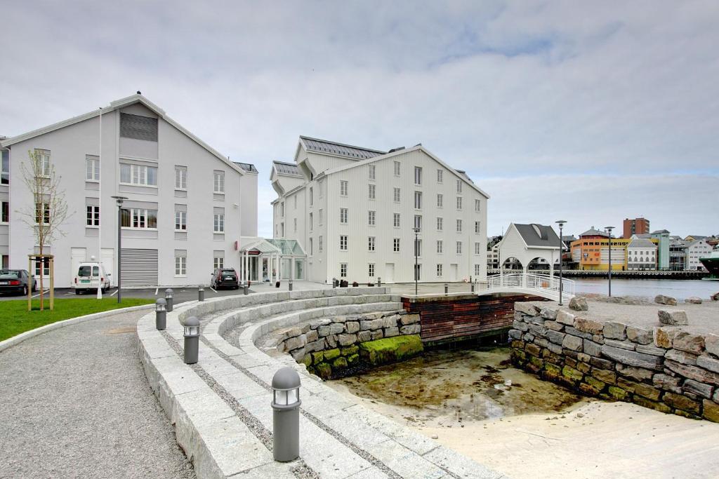 Výhled na řeku, která protéká v blízkosti hotelu