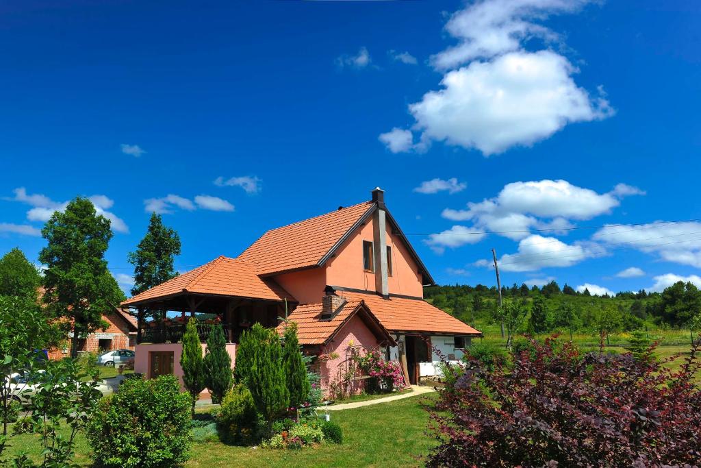 SaborskoにあるApartments Relaxの緑地のオレンジ屋根の家