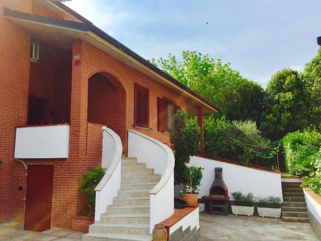 um edifício de tijolos com uma escada ao lado de uma casa em Villa near Milan & Rho Fiera em Gaggiano