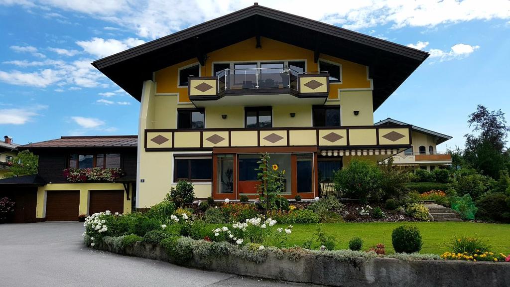 ein großes gelbes Haus mit einem Gameradach in der Unterkunft Haus Reiter in Abtenau