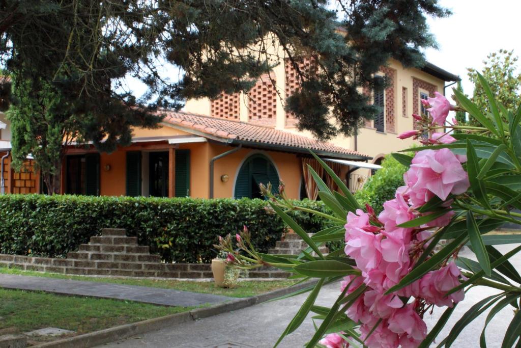 Toskana Relax في فيوتشيتشيو: منزل أمامه زهور وردية