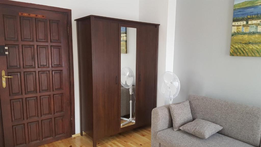 salon z kanapą i drzwiami w obiekcie Apt nr 1 - cogito.home- Starówka z 9 okien w Toruniu