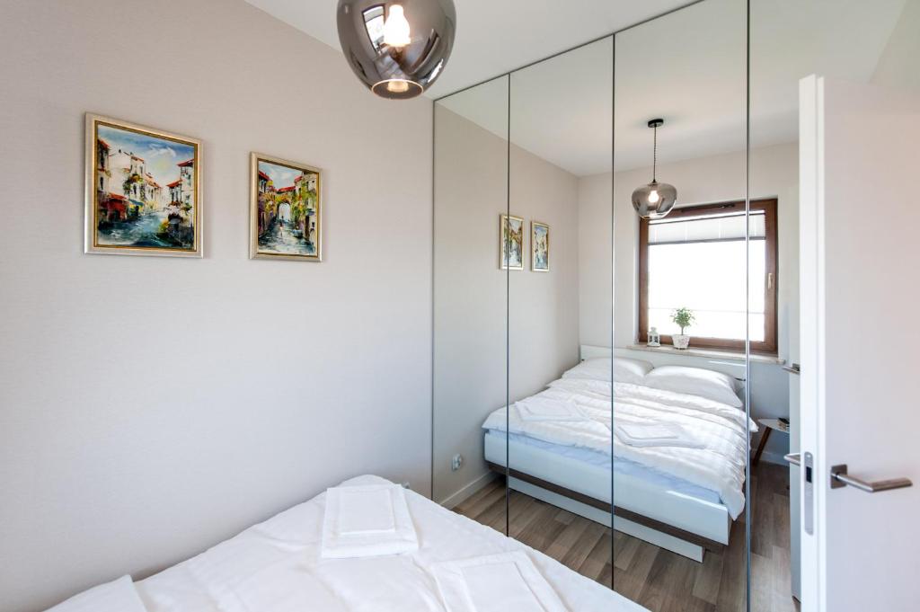 una camera con specchio e 2 letti di Dream&Travel Apartments a Cracovia