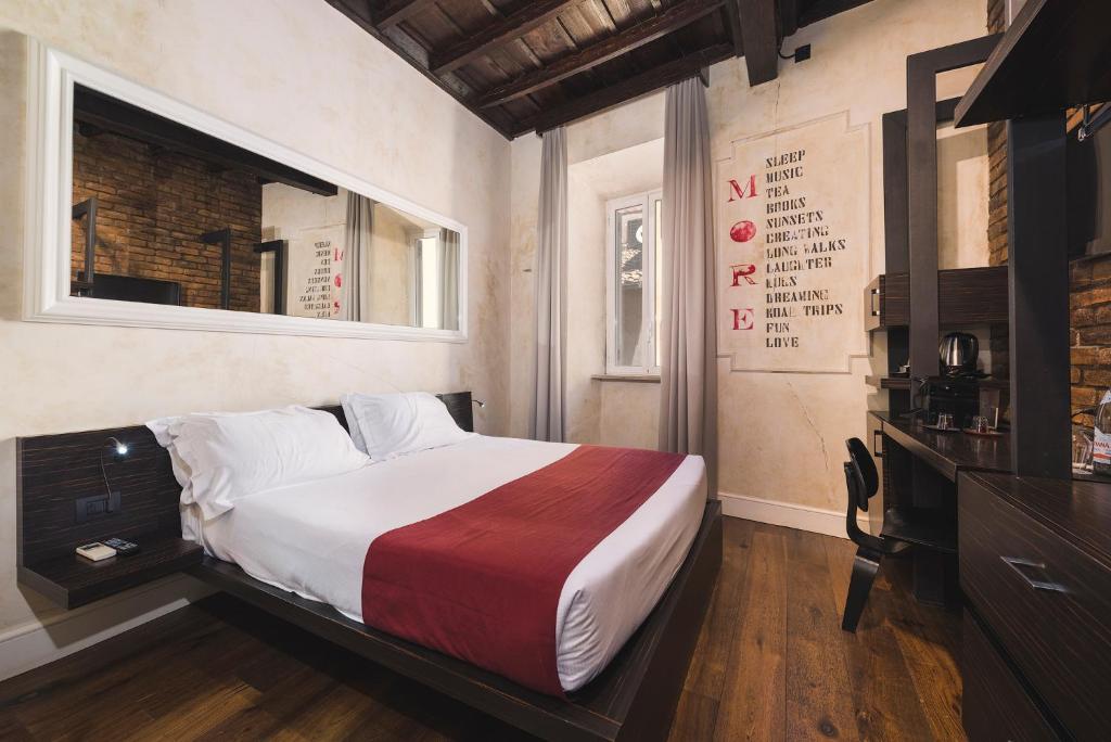 ローマにあるRelais 88のベッドルーム1室(ベッド1台、ドレッサー付)