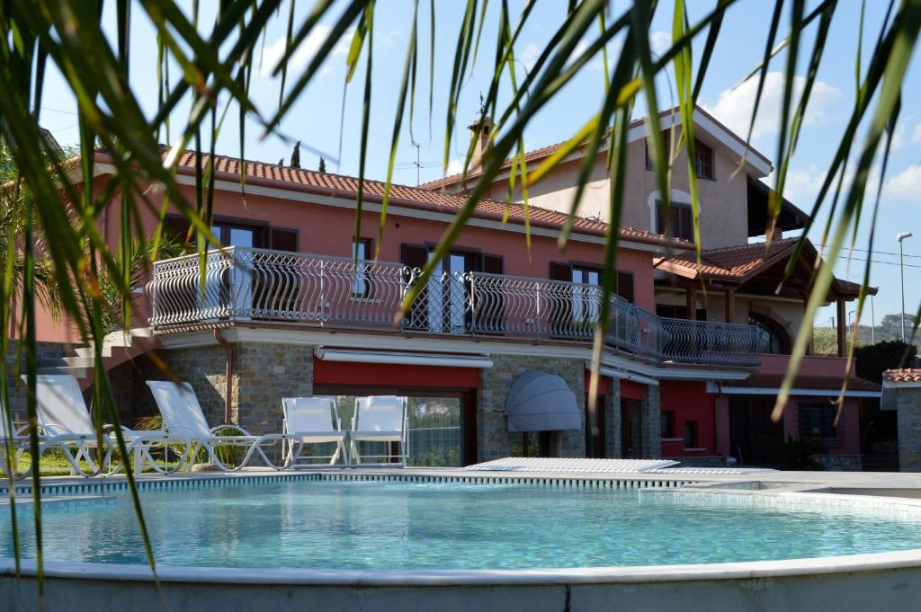 een huis met een zwembad voor een gebouw bij Le Vele in Agropoli