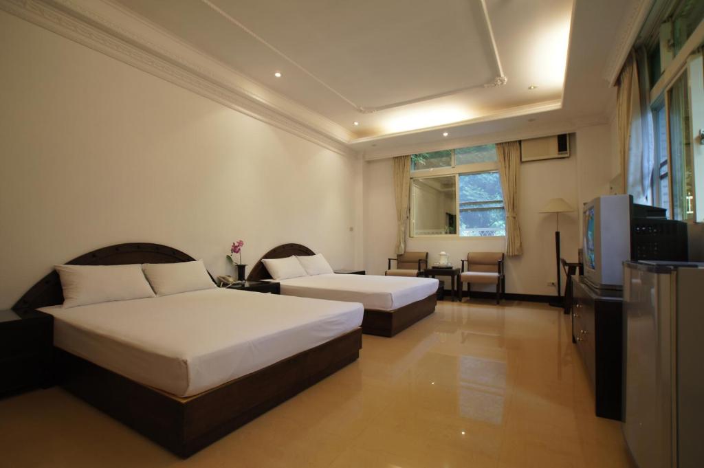 南庄的住宿－玉荷園 ，酒店客房设有两张床和电视。