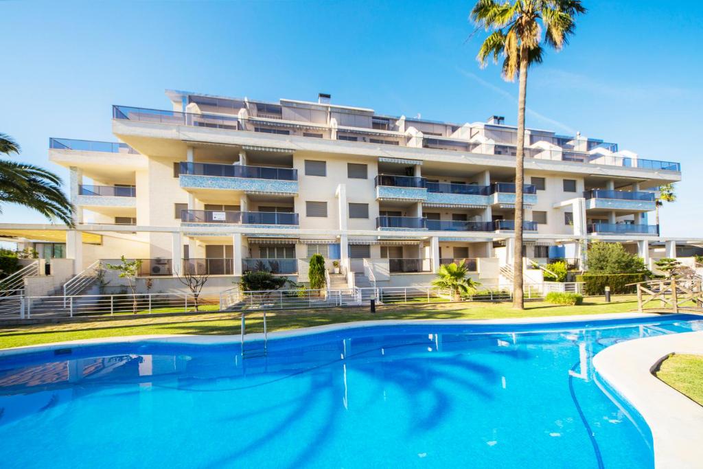 ein Hotel mit einem Pool vor einem Gebäude in der Unterkunft Anacasa Son de Mar Les Marines AP2216 in Denia