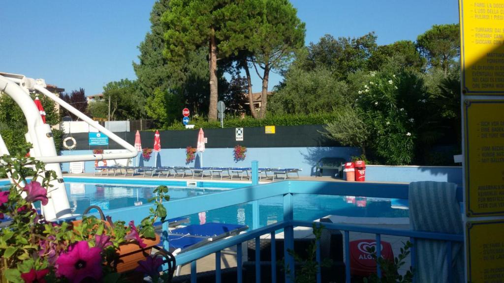 vistas a una piscina con tobogán de agua en Campeggio Bruno, en Moniga del Garda