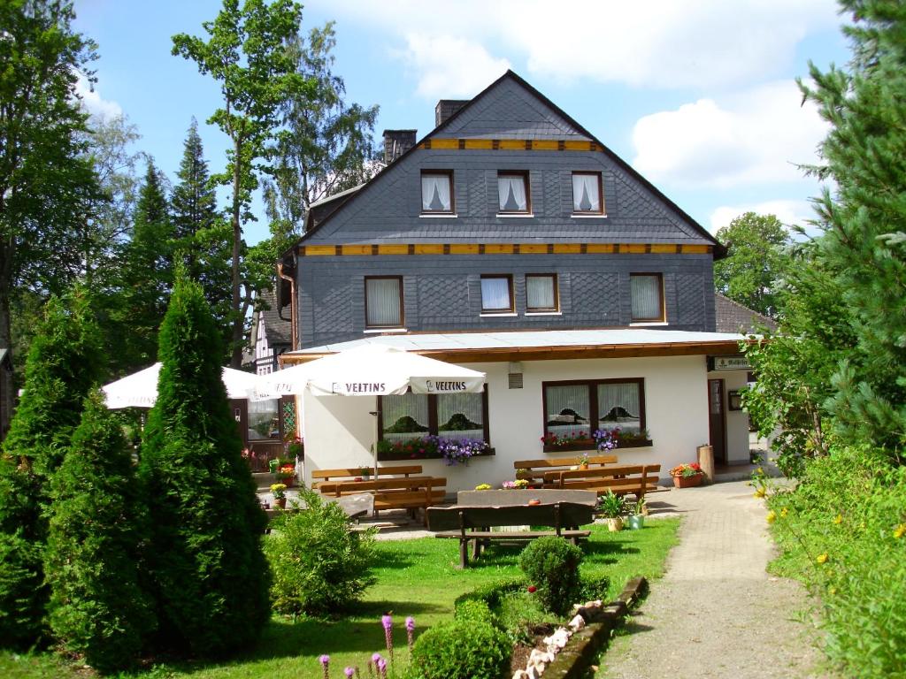 una casa con una mesa y bancos frente a ella en Mollseifer Hof, en Winterberg