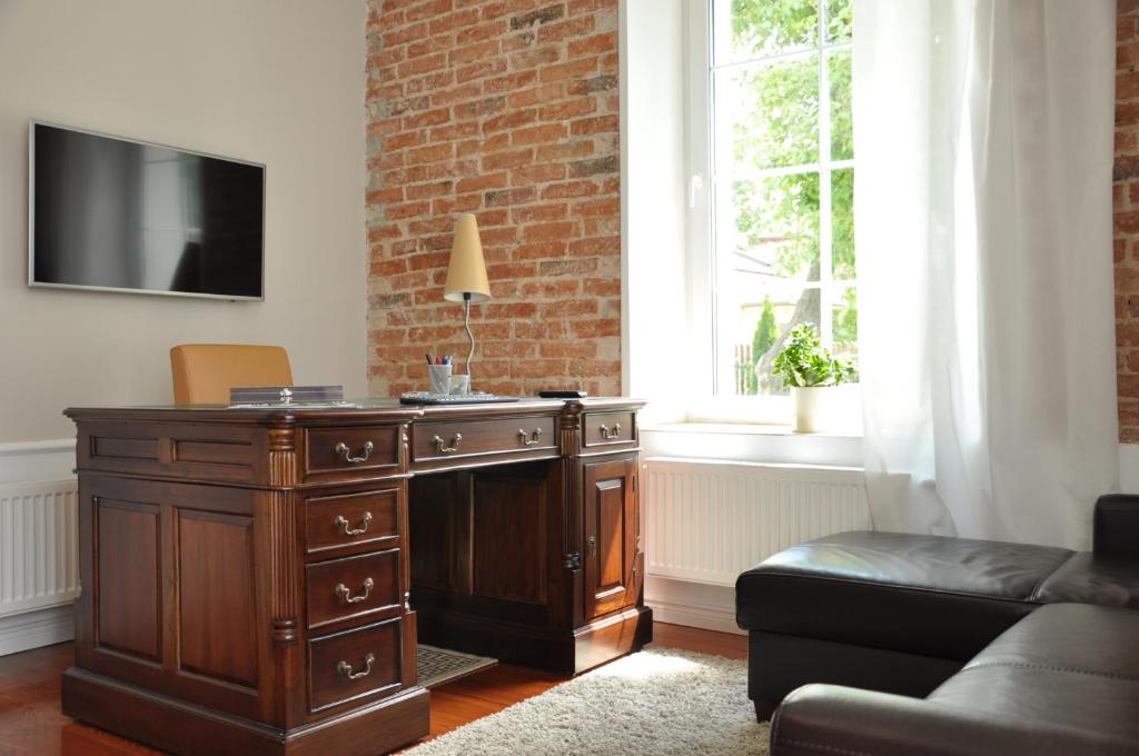 Televízia a/alebo spoločenská miestnosť v ubytovaní BE WELL 3-Rooms Apartment with Parking and Garden