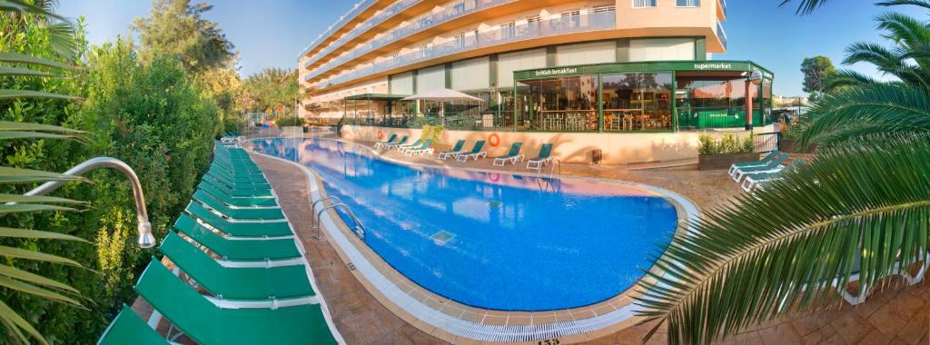 una gran piscina frente a un edificio en Aparthotel SunClub Salou en Salou