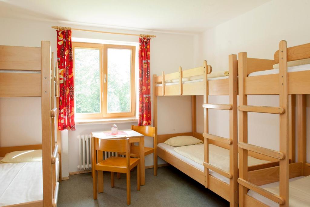 Postel nebo postele na pokoji v ubytování Jugendherberge Füssen