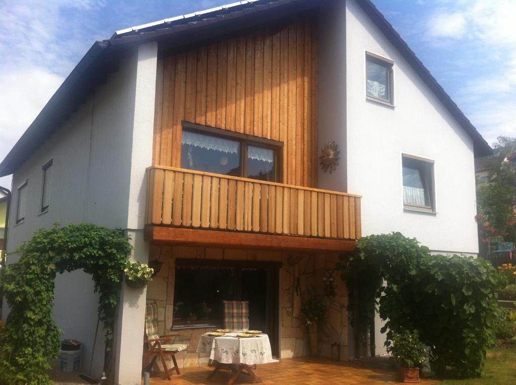 Cette grande maison blanche dispose d'un balcon. dans l'établissement Ferienwohnung Meier Eveline, à Dollnstein