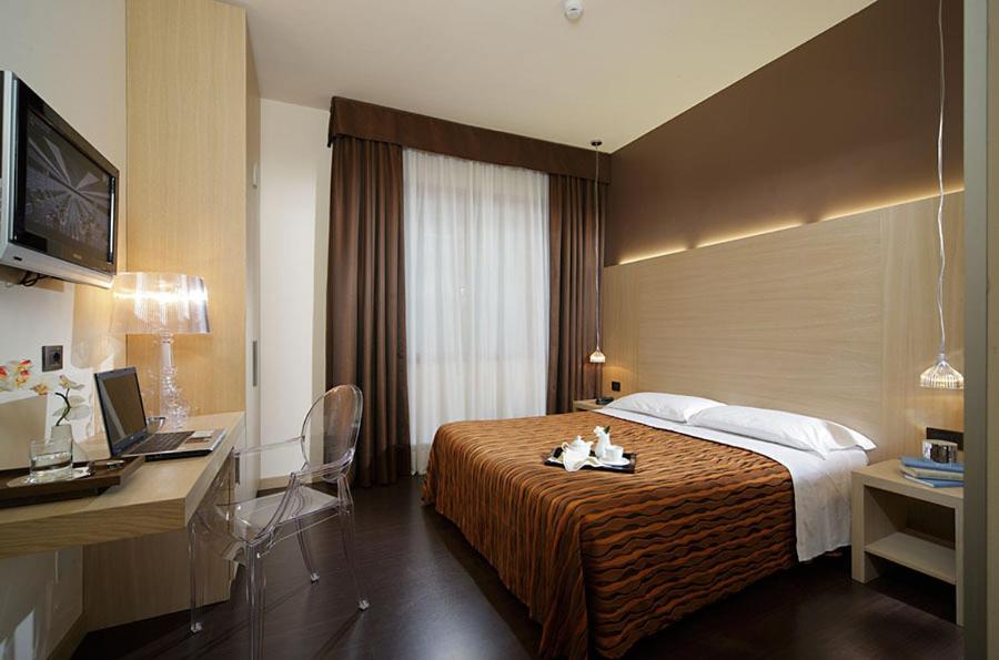 a hotel room with a bed and a desk at Hotel Paris in Mestre