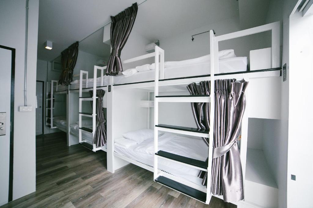 Giường tầng trong phòng chung tại Diff Hostel