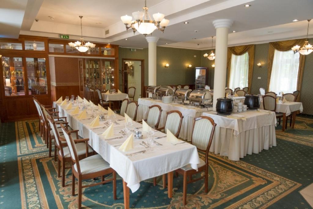 Reštaurácia alebo iné gastronomické zariadenie v ubytovaní Elizabeth Hotel