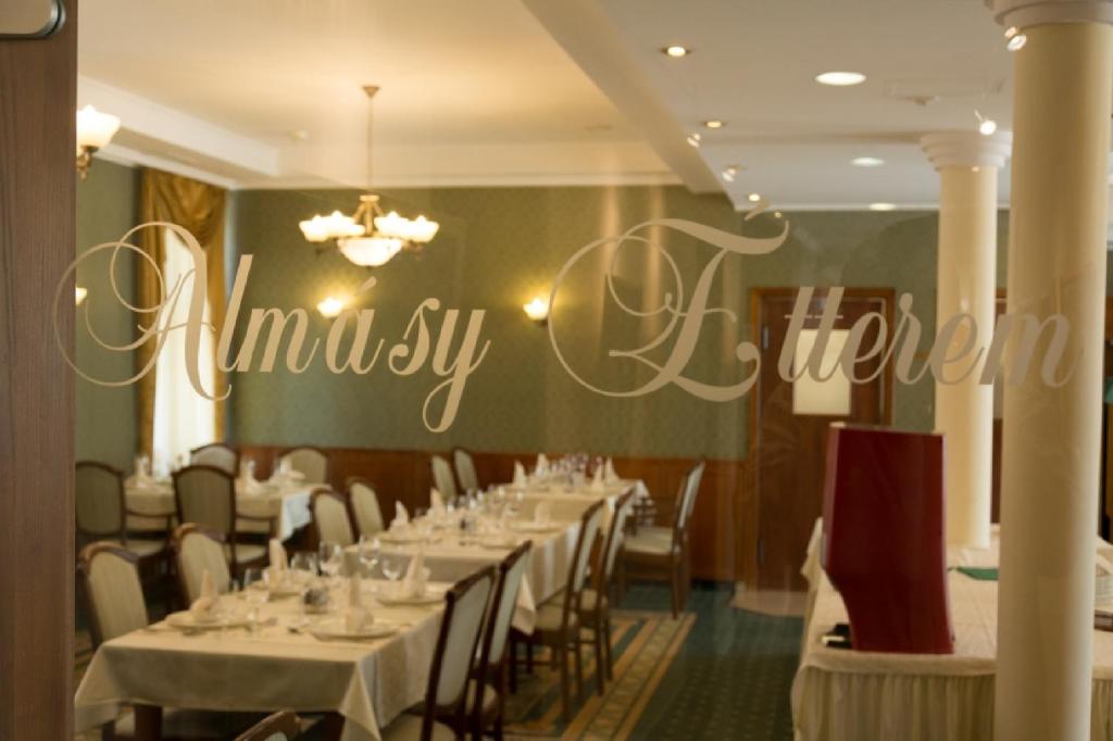 Reštaurácia alebo iné gastronomické zariadenie v ubytovaní Elizabeth Hotel