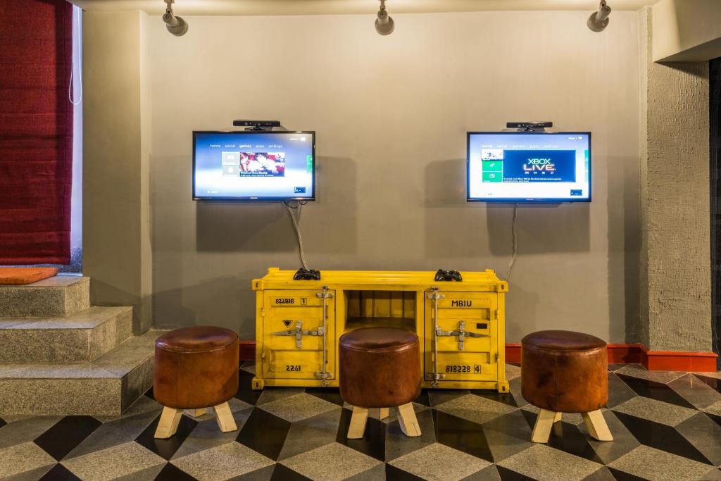 TV a/nebo společenská místnost v ubytování Honeymoon Inn Manali
