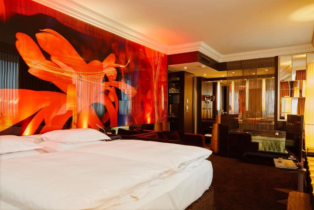 Postel nebo postele na pokoji v ubytování Savoy Hotel