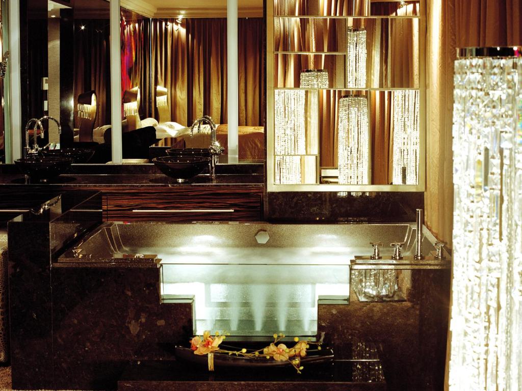 ein Bad mit einem Waschbecken und einem Spiegel in der Unterkunft Savoy Hotel in Köln