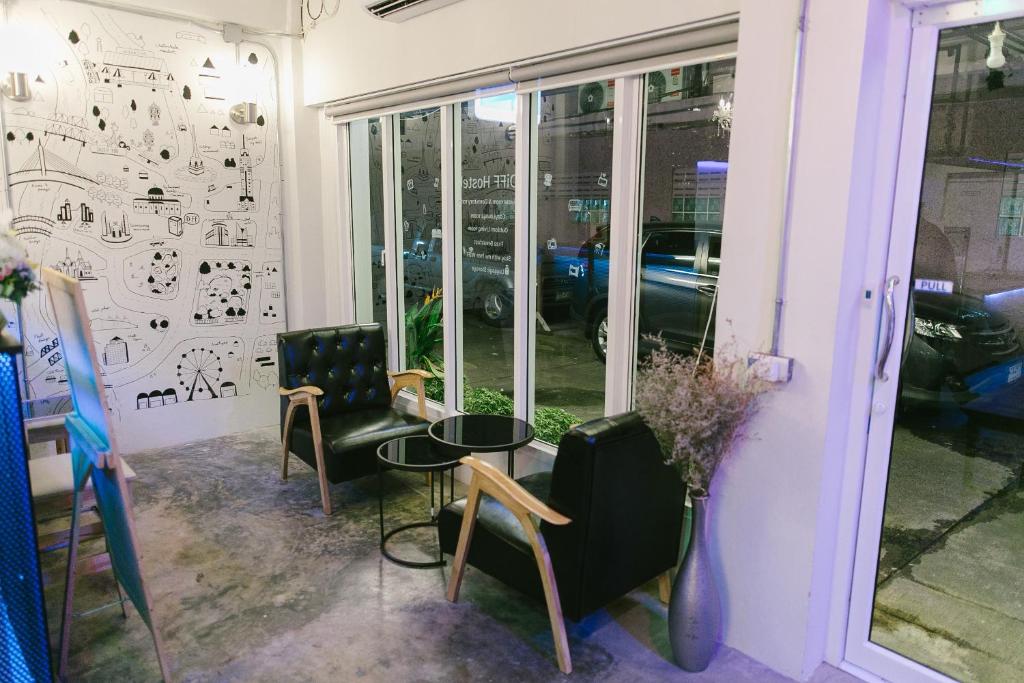 Khu vực ghế ngồi tại Diff Hostel