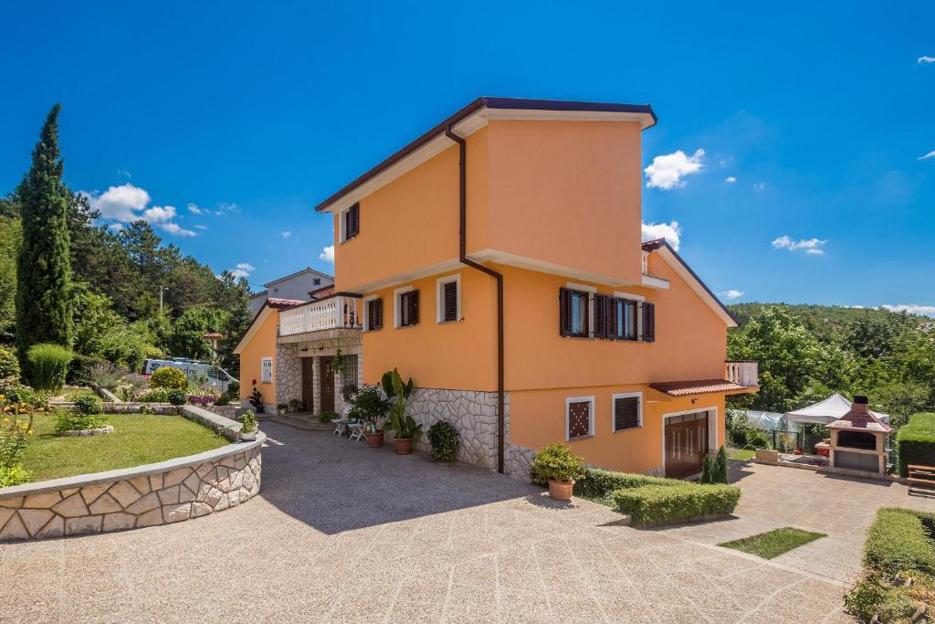 an image of a house with a driveway at Apartment Karmel in Viskovo