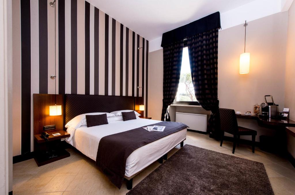 Postel nebo postele na pokoji v ubytování TH Roma - Carpegna Palace