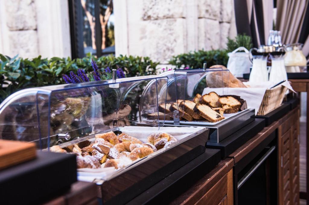 TH Roma - Carpegna Palace - Resim 21