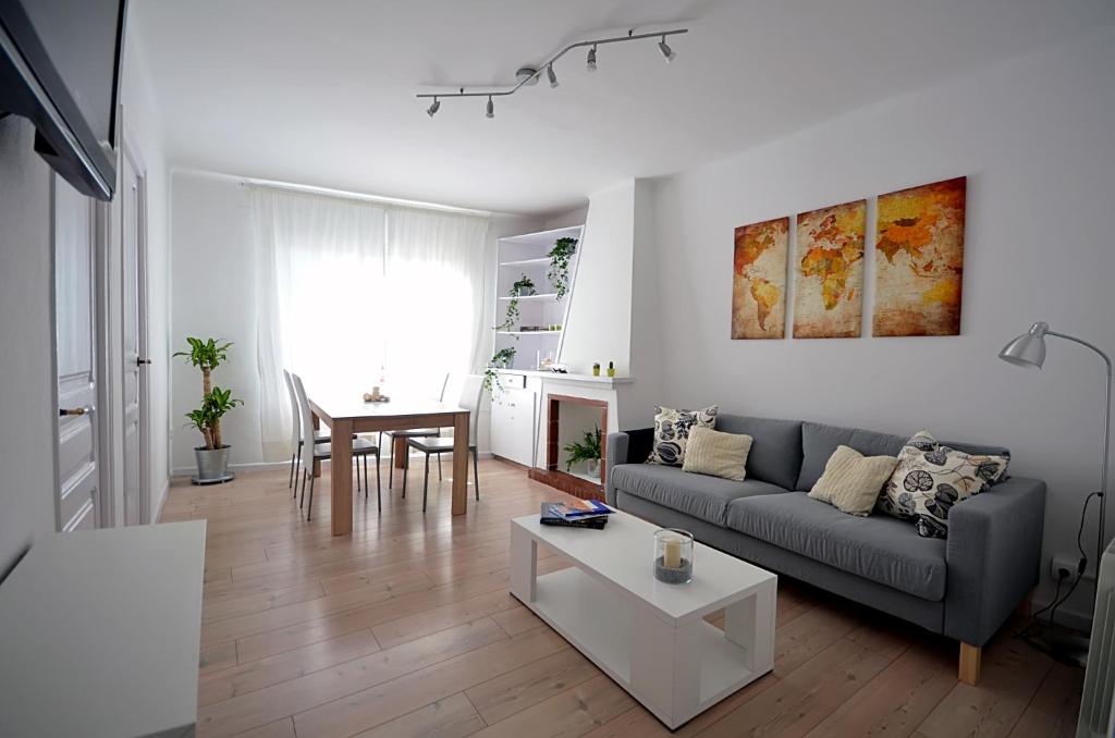 sala de estar con sofá y mesa en Sunny Apartment Central Sitges, en Sitges
