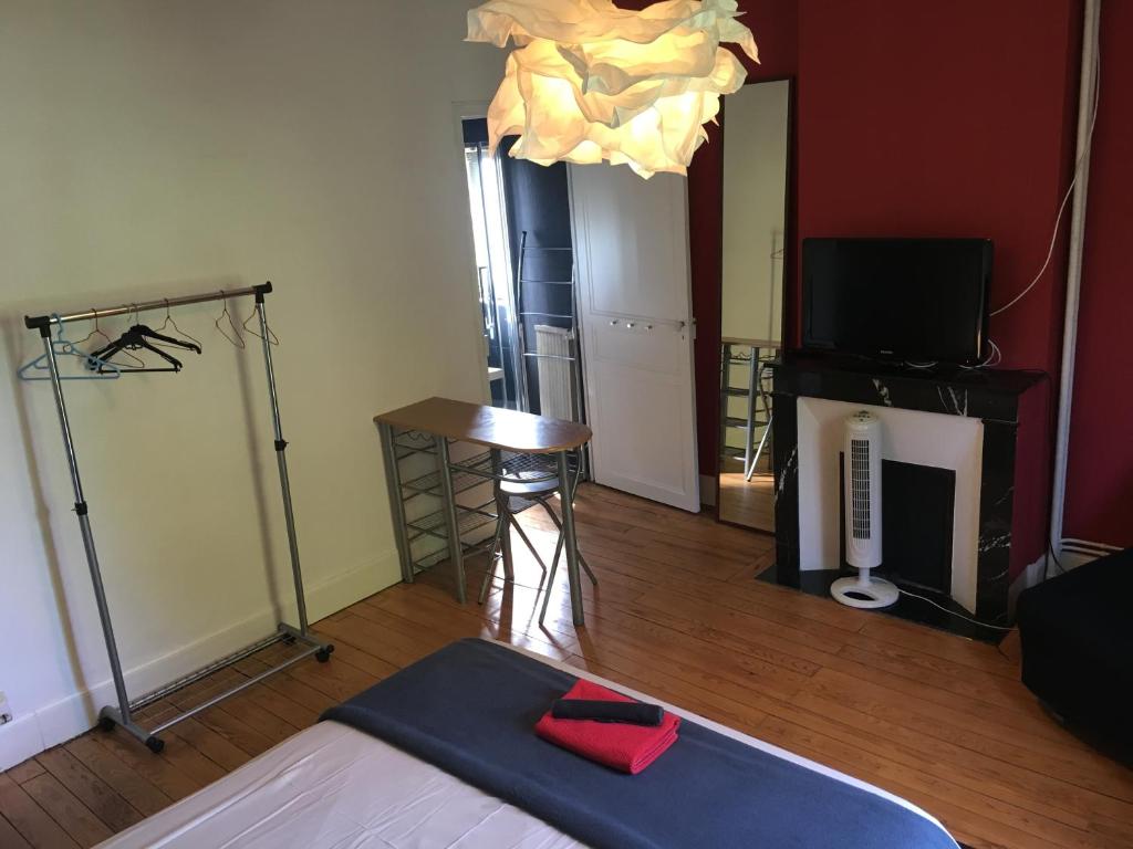 TV a/nebo společenská místnost v ubytování Chez Dan et Véro - Chambre d'hôte