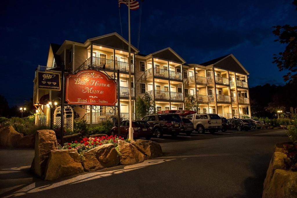バー・ハーバーにあるBar Harbor Manorの正面に看板がある大きな建物
