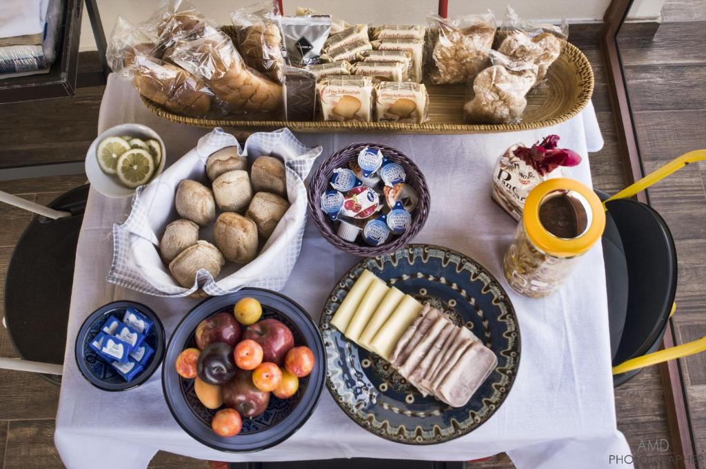 una mesa cubierta con platos de comida y pan en Los Flamingos, en La Maddalena