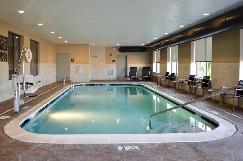 a large swimming pool in a hotel room at Comfort Suites Florence - Cincinnati South in Florence