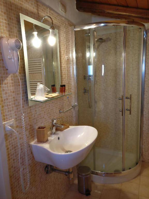 A bathroom at B&B Porta della Terra