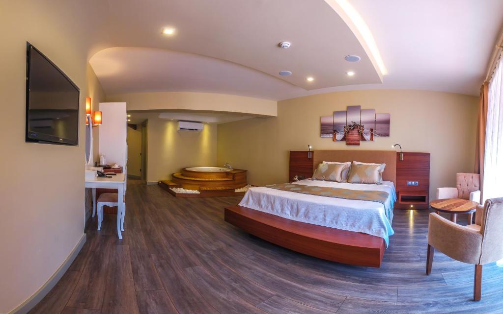 Postel nebo postele na pokoji v ubytování Göcek Centre Hotel