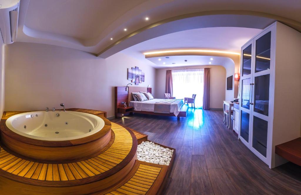Postel nebo postele na pokoji v ubytování Göcek Centre Hotel