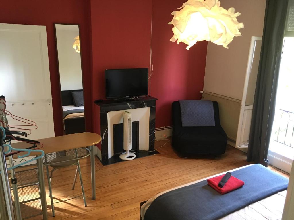 TV a/nebo společenská místnost v ubytování Chez Dan et Véro - Chambre d'hôte