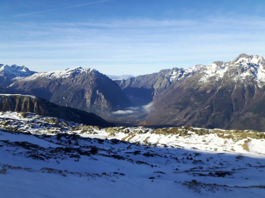 LʼHuezにあるRésidence Le Météorの雪山連峰