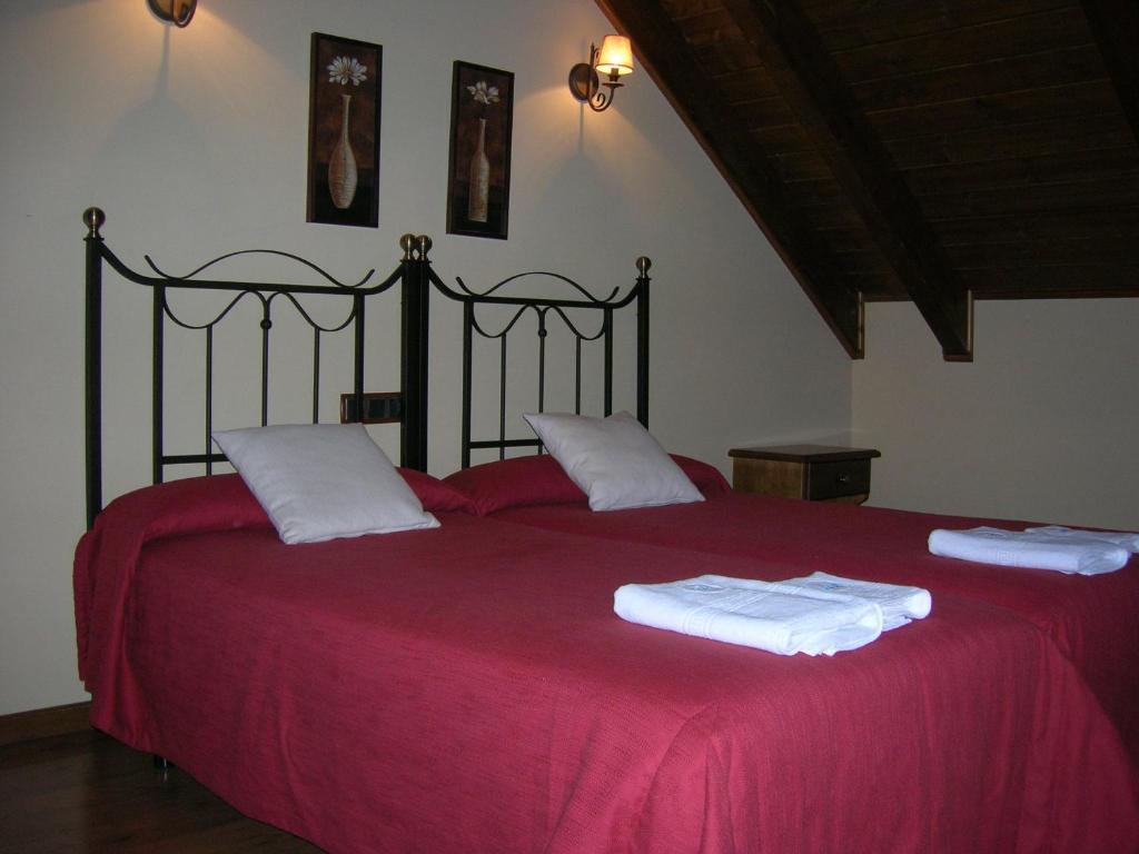 A bed or beds in a room at Apartamentos Casa Lavedan